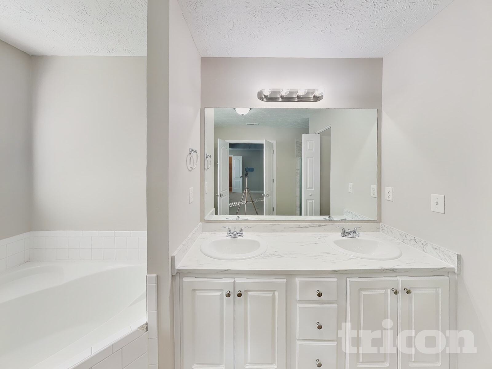 Building Photo - 11906 Fairway Overlook