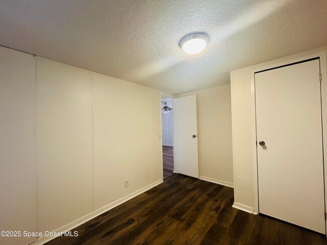 Building Photo - 1641 Ridge Dr