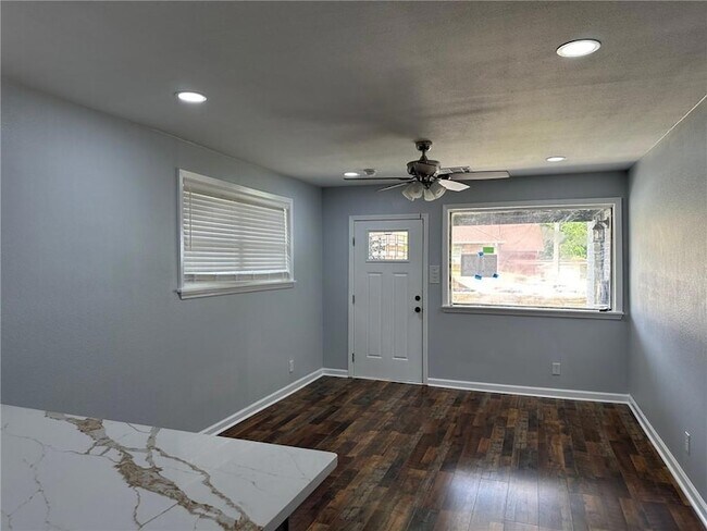 Building Photo - 834 Vallette St