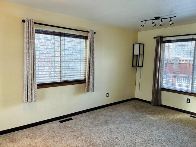 Building Photo - 3 Bed - 2 Bath - Fenced Yard