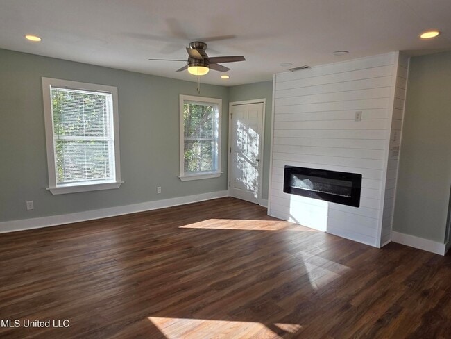 Building Photo - 412 Robert St