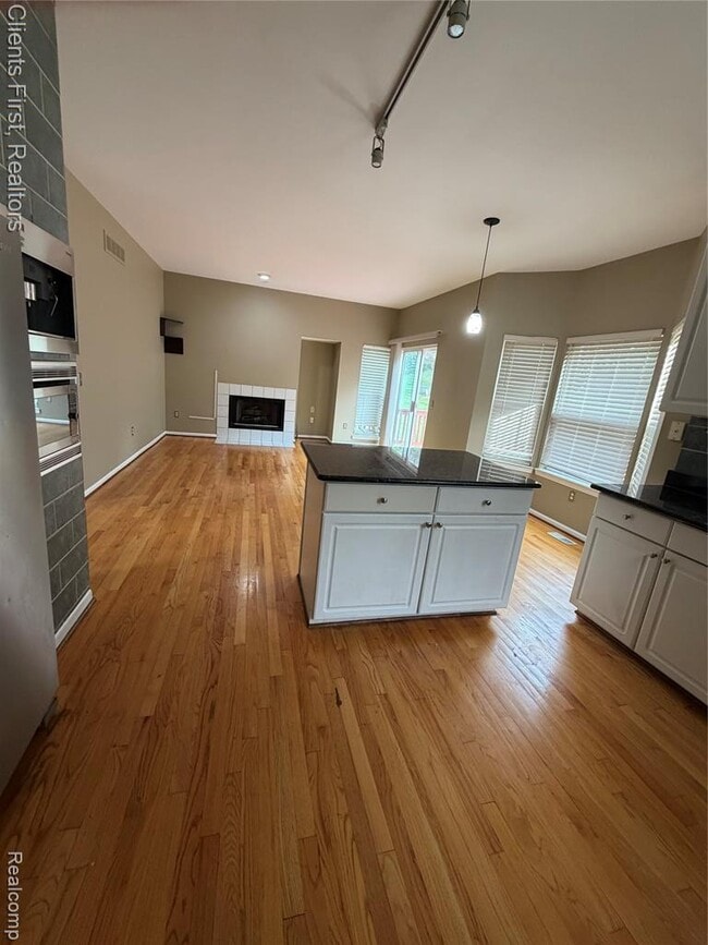 Building Photo - 35285 Pennington Dr