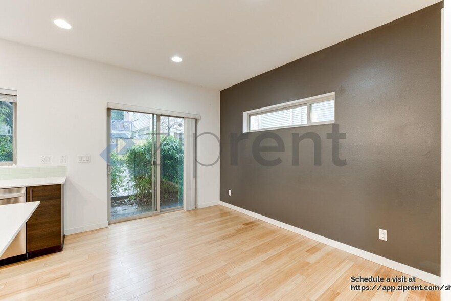 Building Photo - 321 21st Ave