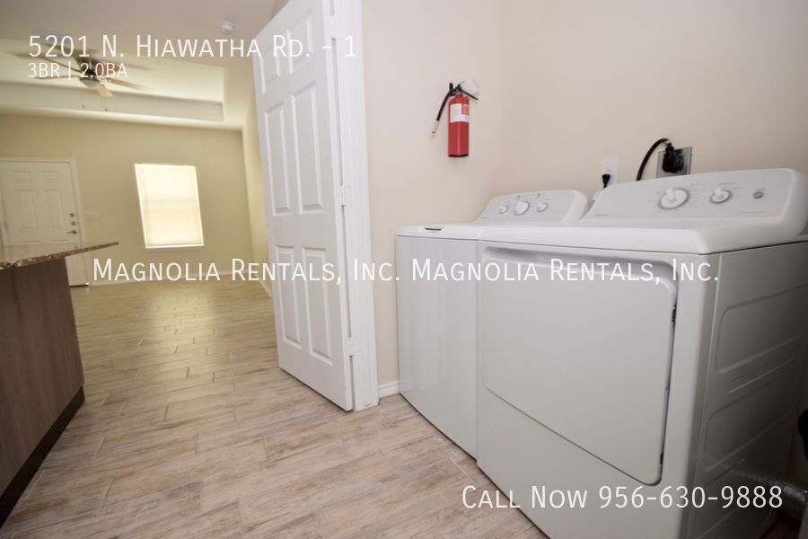 Building Photo - 5201 N Hiawatha Dr