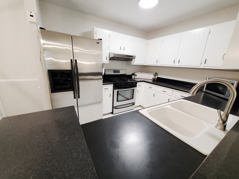 Building Photo - Room in Single Family Home on Henslowe Dr