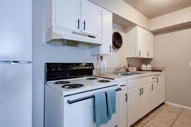 Building Photo - CHARMING 1 BEDROOM IN HARLANDALE