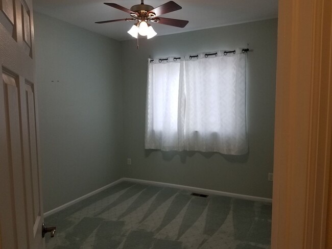 Building Photo - House For Lease