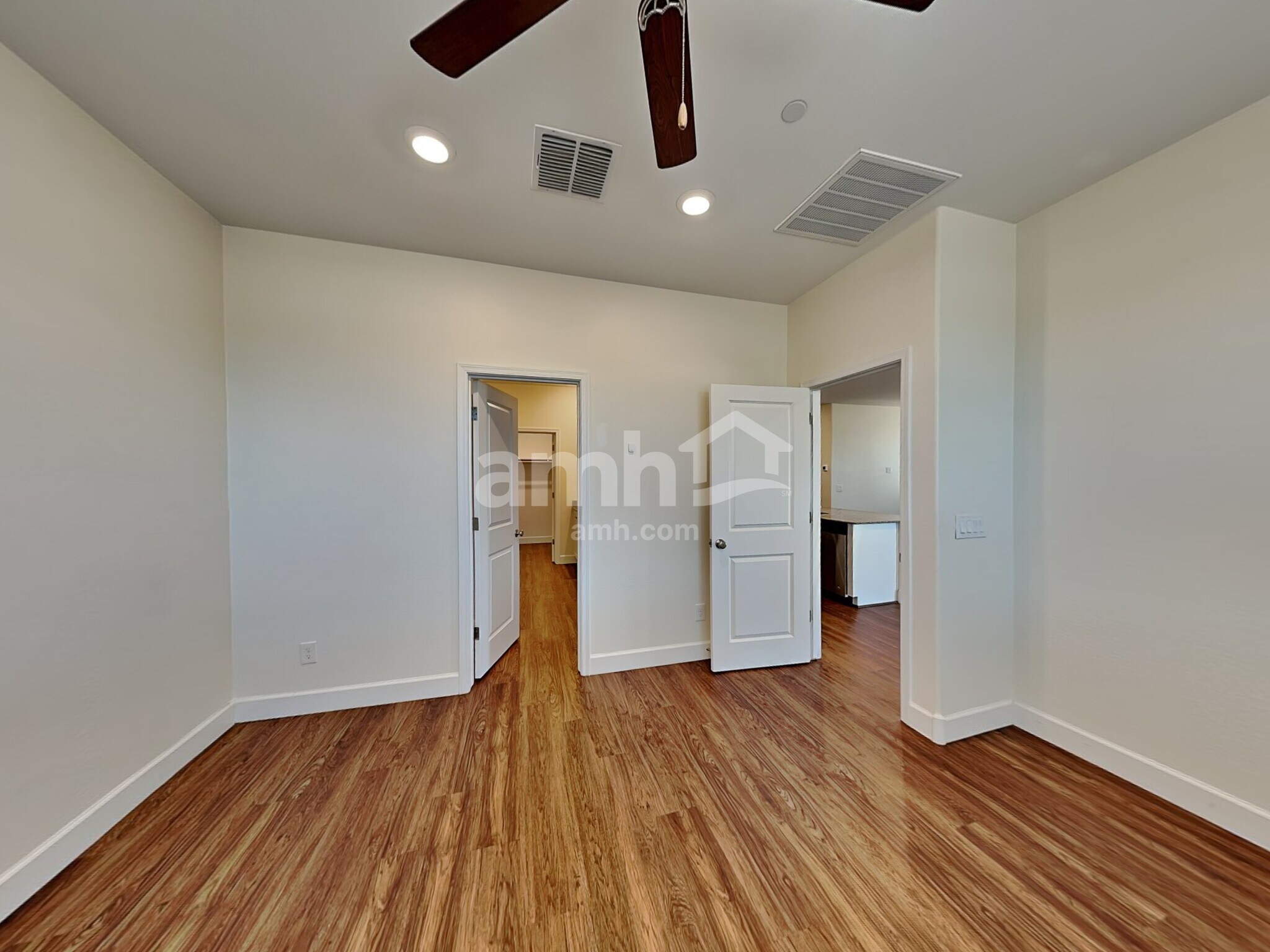 Building Photo - 5913 W Columbine Dr