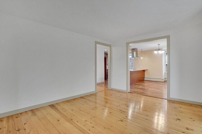 Building Photo - 52 Mattoon St