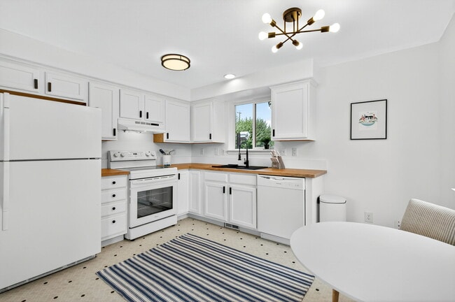 Building Photo - 2529-2529 SE 136th Ave