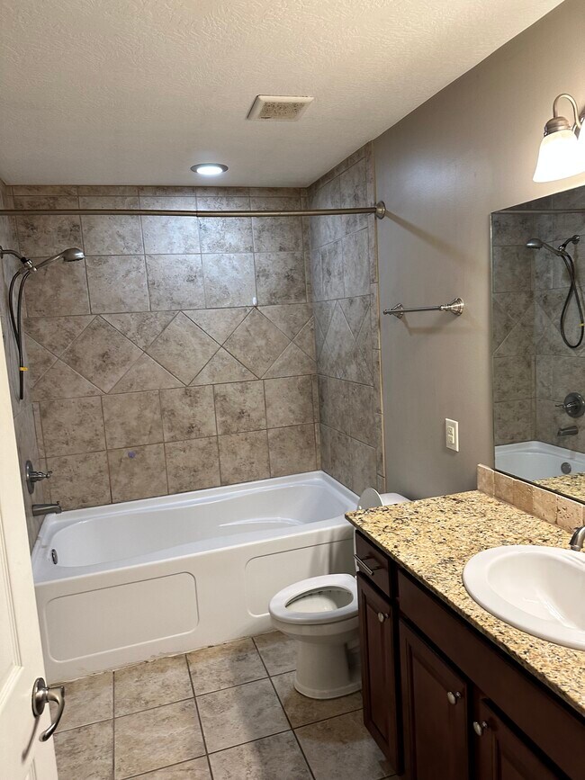 Full bath - 1500 Lacadie Dr