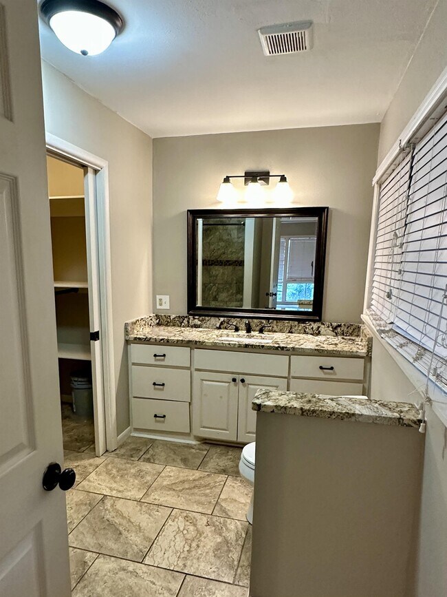 Building Photo - 1926 Laurelwood Dr