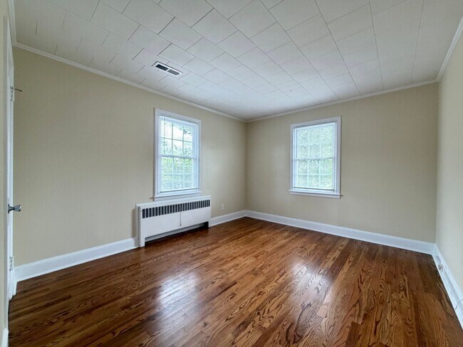 Building Photo - 452 Parkview Dr