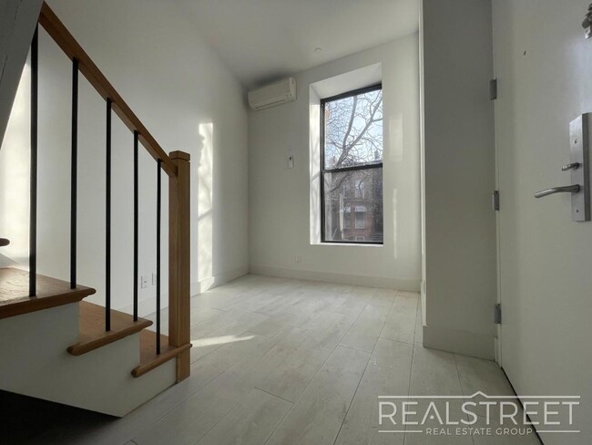 Building Photo - Stunning Brand New 2 Bed Duplex in Landmar...