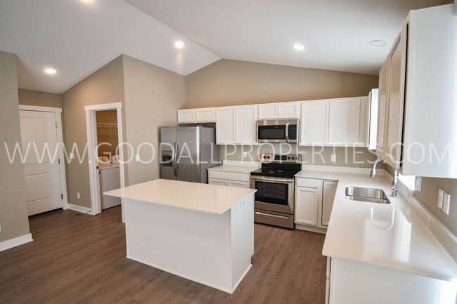 Building Photo - 4 Bed 2.5 bath Ranch with Finished Basement!