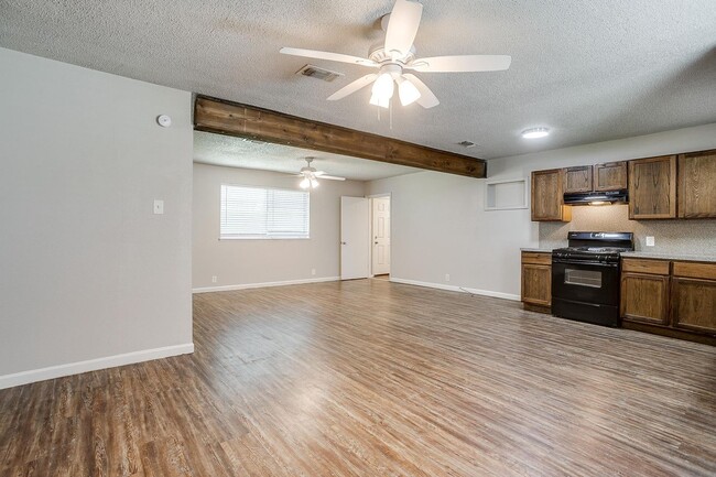 Building Photo - Charming Home located in the heart of Burleson!