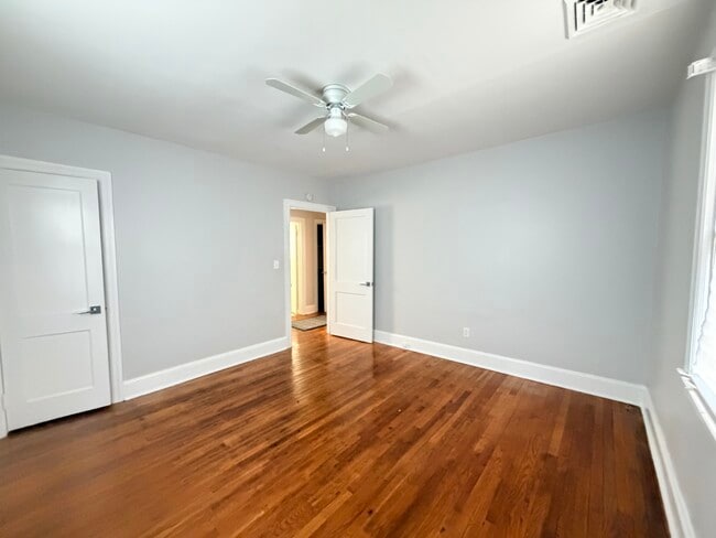 Building Photo - 104 Sycamore St