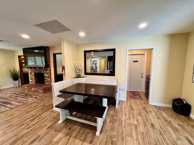 Building Photo - 8238 E Vista Dr