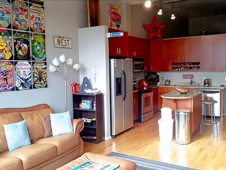 Full kitchen - 1924 N Hubbard St