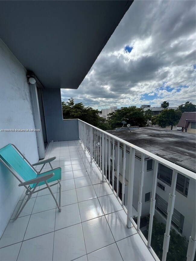 Building Photo - 1145 Normandy Dr