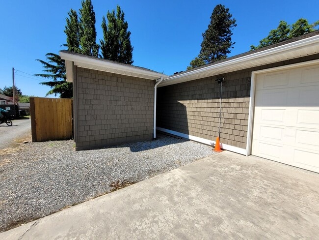 Building Photo - Fully Furnished Cottage 1 Bedroom - Marine Dr
