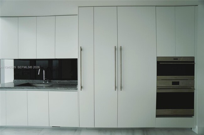 Building Photo - 700 NE 26th Terrace