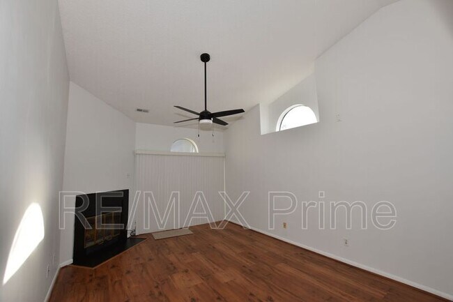 Building Photo - 525 E Lake Cir