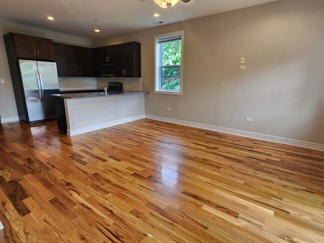 Building Photo - 857 E 63rd Pl