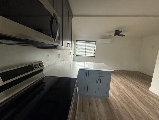 Building Photo - DSI250