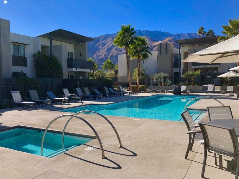 Swimming Pool and Jacuzzi - 112 The Riv