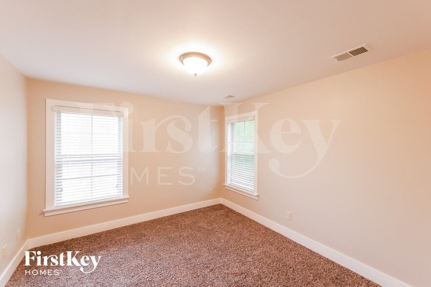 Building Photo - 256 Kingston Cir