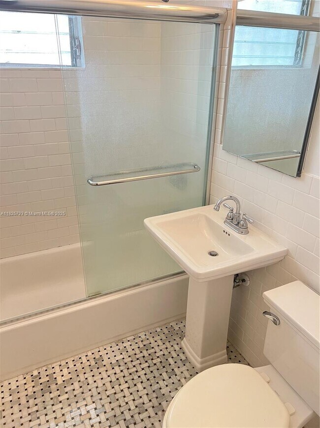 Building Photo - 2 bedroom in Miami FL 33138