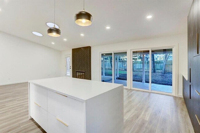 Building Photo - 2902 Jorwoods Dr