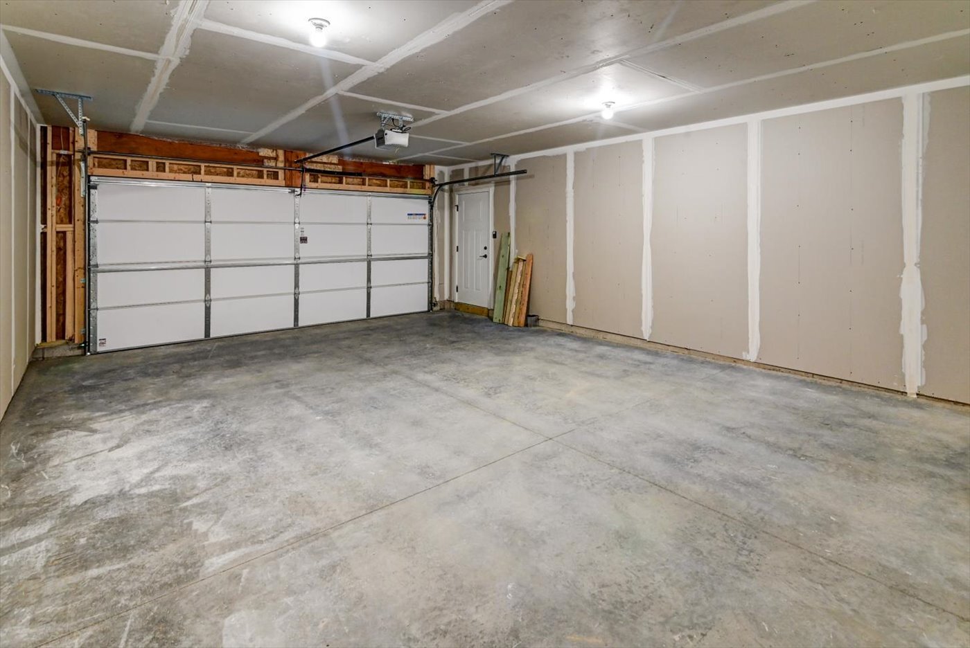 Building Photo - 2940 Blue Grass Dr
