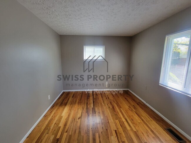 Building Photo - 2928 Landon Dr