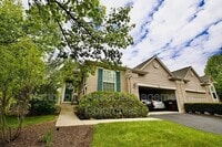 Building Photo - Beautiful 3BR 3BA Townhouse • Updated Kitchen • Deck • 2-Car Garage in Beavercreek