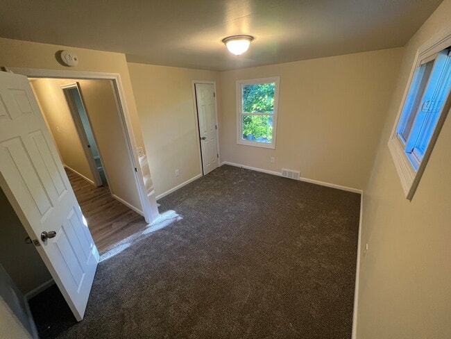 Building Photo - 915 W 3rd St