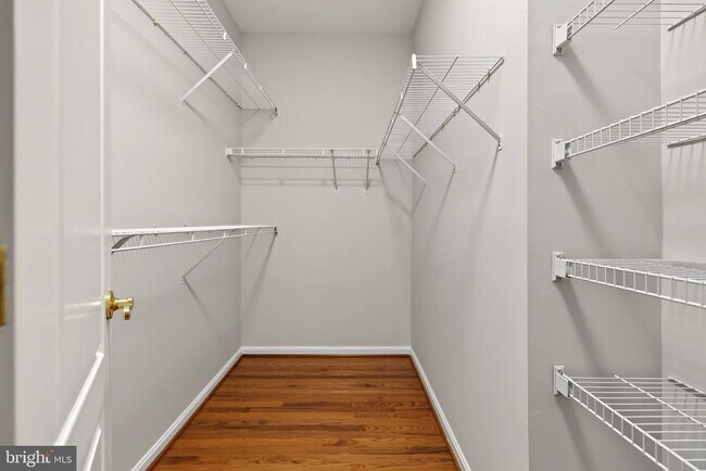 Building Photo - 5256 Bessley Pl