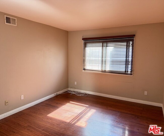 Building Photo - 6716 Clybourn Ave