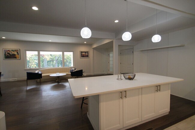 Building Photo - 421 Lakeside Dr