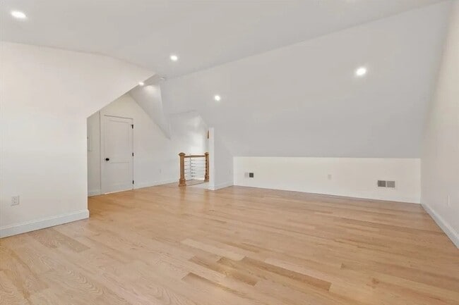 Building Photo - 158 N Beacon St