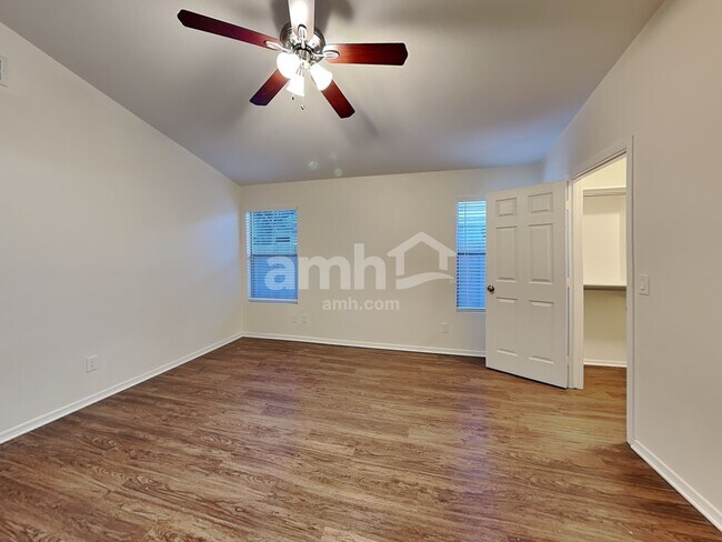 Building Photo - 2202 E Arabian Dr