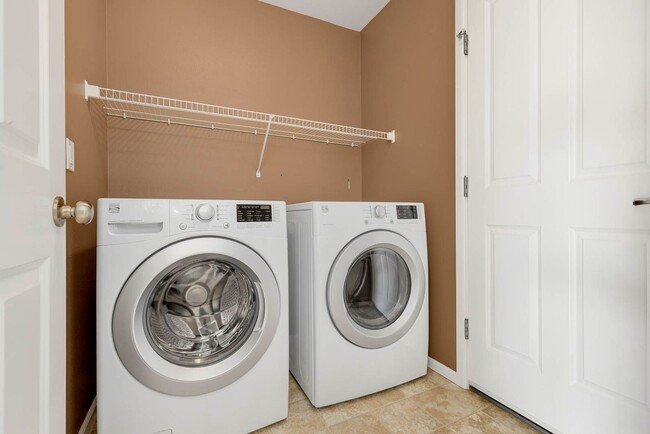 Building Photo - Centrally located 3 Bed/2-1/2 Bath Kenmore...