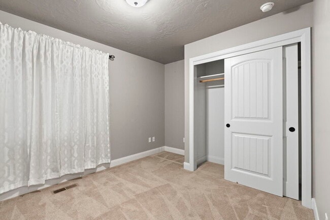Building Photo - 5070 W Torana Dr