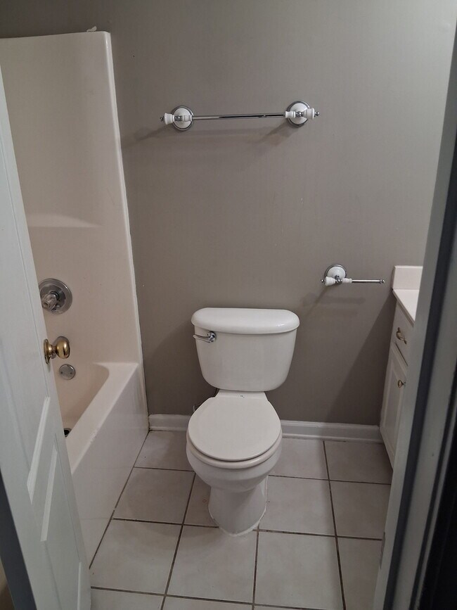 Building Photo - 120 Woods Edge Dr