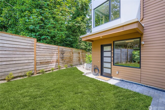 Building Photo - Spacious end-unit 3 bed townhome near Seat...