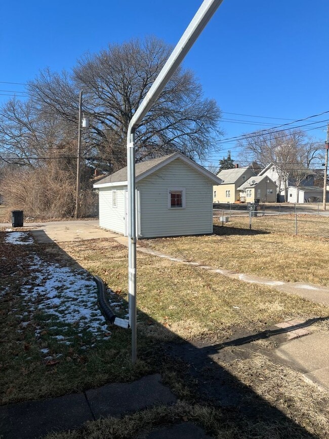 Building Photo - Spacious updated 4 bed 2 bath home in the heart of Rock Island!