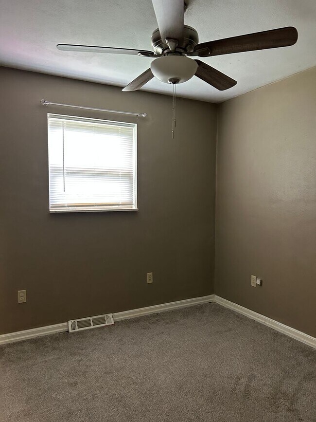 Building Photo - 10 Tanbark Dr