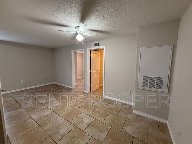 Building Photo - 810 Eresken Ave