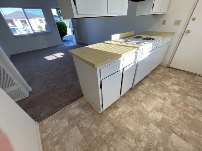 Building Photo - (OTM) 520-550 Summer [PRM: Marlene] (4)